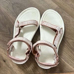 Size 8 Tevas. Great condition!